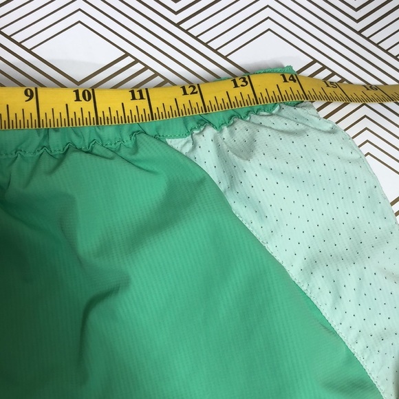 Pearl Izumi green running short - Picture 2 of 8